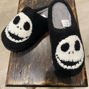 Womanโs L/XL Jack Skellington Slippers